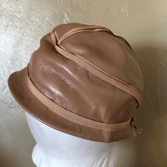 FABULOUS 1960s\' TAN LEATHER CLOCHE STYLE HAT + BEIGE GROSGRAIN TRIM & SIDE  BOW main image 6